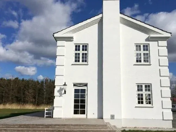 Gavl på engelsk villa ved fjorden, Nørholm — Arkitekttegnestuen Yderskov